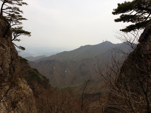 ▲ 계룡산의 풍경이 빼어난 산자락을 오르내리다보면 `계룡산8경`이 떠오른다. 산등성이 저 너머엔 신선이 사는 듯한 신비감에 싸인 채 트레킹은 계속된다.