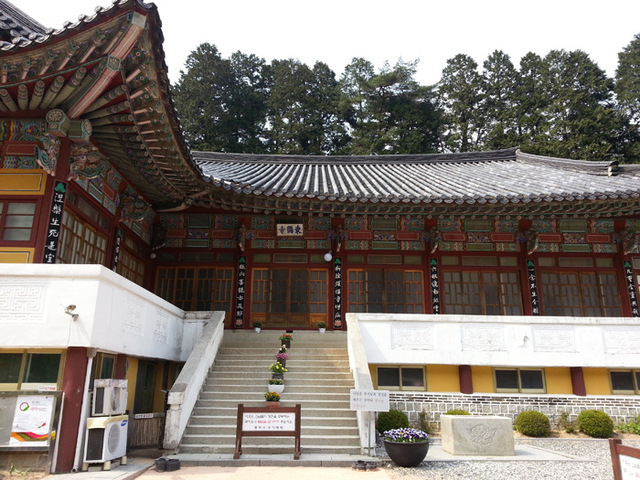 ▲ 계룡산 비로봉 아래 위치한 동학사.