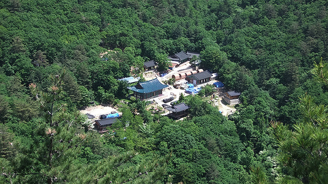 ▲ 산위에서 바라 본 백담사.