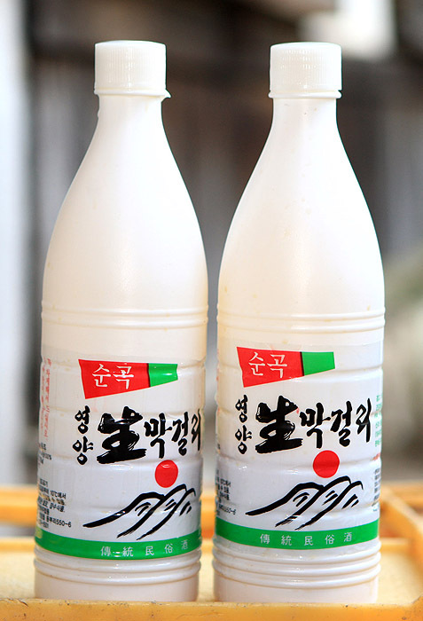▲ 영양군청과 읍사무소 사이에 위치한 양조장 정문. `영양탁주합동관리회`라는 나무 현판이 걸려 있고 전국에서 가장 오래된 양조장임을 알리는 안내판이 세워져 있다.