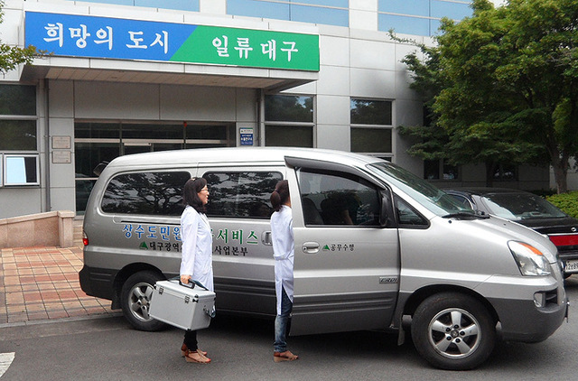▲ 대구시 상수도사업본부의 수질민원 검사 모습.