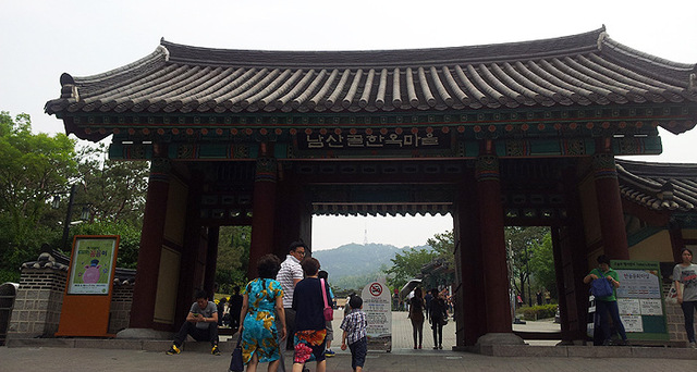 ▲ 전주 한옥마을은 전통한옥이 주는 아름다움과 전통과 문화를 즐길 수 있는 문화시설 등으로 국제슬로시티에 선정되는 등 관광 성공 사례로 꼽히고 있다. 왼쪽 위로부터 시계방향으로 햇빛마루 체험관과 공예명품길 약도, 전주한옥마을 표지석.