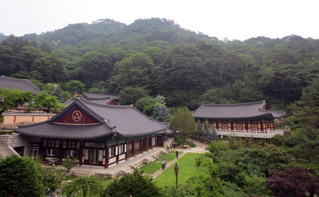 ▲ 산에서 내려다 본 대승사. 동행한 문인들과 등산길에서 도란도란 나누는 넉넉한 대화들은 일상에 힘을 가져다 준다.