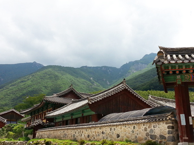 ▲ 재약산 아래 자리한 표충사의 모습.