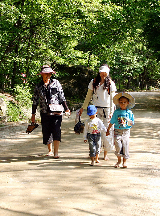 ▲ 가족들이 문경새재서 즐거운 산행을 즐기고 있다.