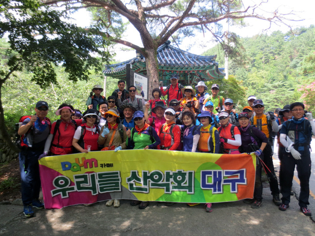 ▲ 우리들산악회 회원들과 성춘향 묘소가 가까이 있는 육모정을 배경으로 기념촬영을 했다.