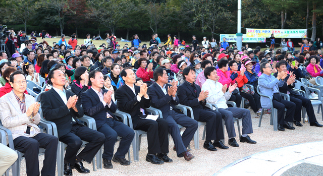 ▲ 남유진 구미시장, 심학봉 국회의원, 임춘구 구미시의회 의장, 최윤채 경북매일신문사장을 비롯한 내빈들이 흥겨운 공연에 박수를 보내고 있다.