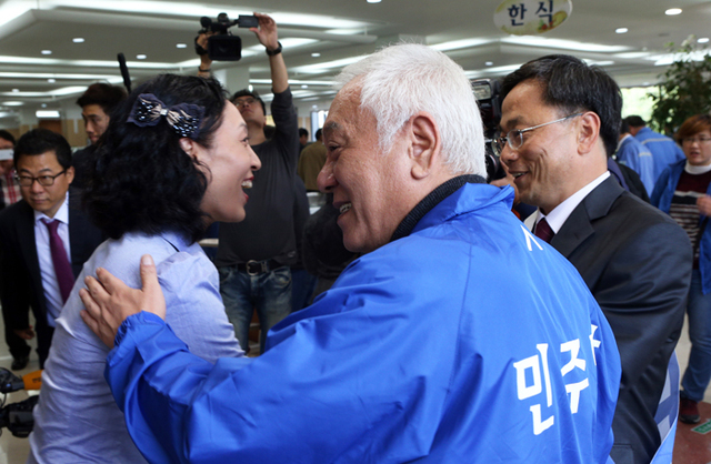 ▲ 김한길(가운데) 민주당 대표가 23일 오전 포항시 동촌동 포스코 구내식당에서 임직원들과 인사하고 있다. 오른쪽은 허대만 후보. <br /><br />/연합뉴스