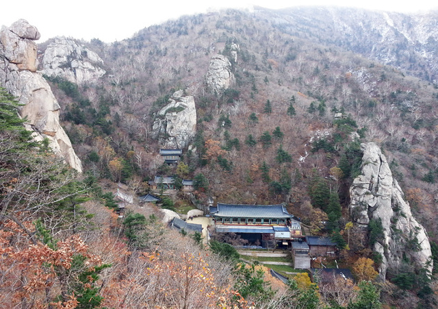 ▲ 설악이 감고 돌아 명당이 된 봉정암의 전경.