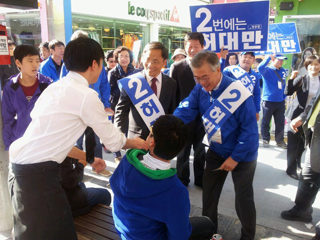 ▲ 민주당 문재인 국회의원이 27일 허대만 후보와 함께 포항시가지 거리홍보전에 나선 민주당 문재인 국회의원이 포항시민과 악수를 하고 있다