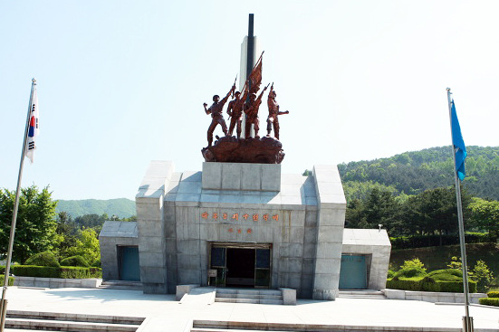 ▲ 다부동 전적기념관의 다부동 전적비.