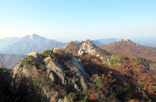 ▲ 서울의 명산 도봉산, `경기의 금강`이라 불리는 자운봉(740m)에 올라 가을빛이 한창 무르익는 풍경들을 바라보면 잠시 나를 잊게 된다. 그저 무아지경의 황홀경이다.