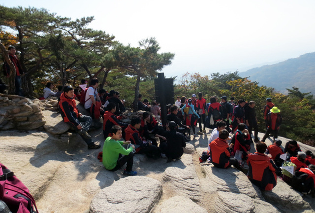▲ 등산객들이 가을 햇볕을 받으며 휴식을 취하고 있다.