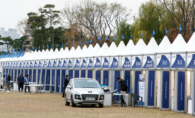 ▲ 경북매일신문과 포항시, 포항상의, 포항철강 관리공단, 포항시 노사 민정협의회가 공동 주최·주관하는 2013 포항철강산업대전이 15, 16일 이틀동안 해도공원에서 노사 민정 어울림 한마당, 포항 일자리박람회와 함께 개최된다. 14일 오후 철강산업대전에 참가하는 30여 개의 업체가 홍보부스를 꾸미고자 막바지 작업을 하고 있다. <br /><br />/이용선기자