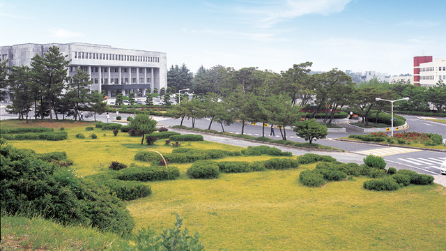 ▲ 내년에 개교 100주년을 맞는 대구가톨릭대의 본관 전경.
