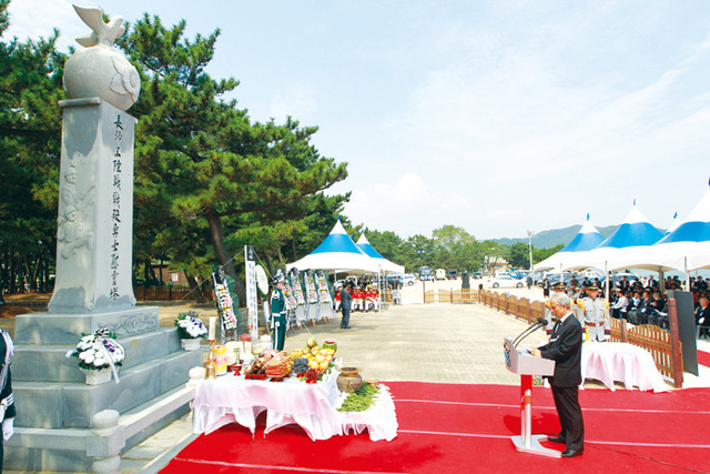 ▲ 영덕 장사 상륙작전 기념 위령탑에서  위령제를 지내는 모습.