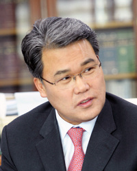 ▲ 대구의 진산 팔공산의 만추 풍경. 동화사로 들어가는 입구쪽 단풍터널의 모습.