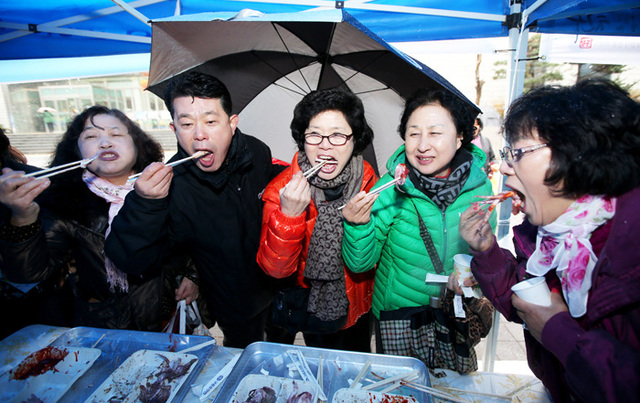 ▲ 함박눈을 맞으며 축사하는 내빈들, 왼쪽부터 이병석 국회부의장, 박명재 국회의원, 강석훈 국회의원과 최윤채 경북매일신문 사장.