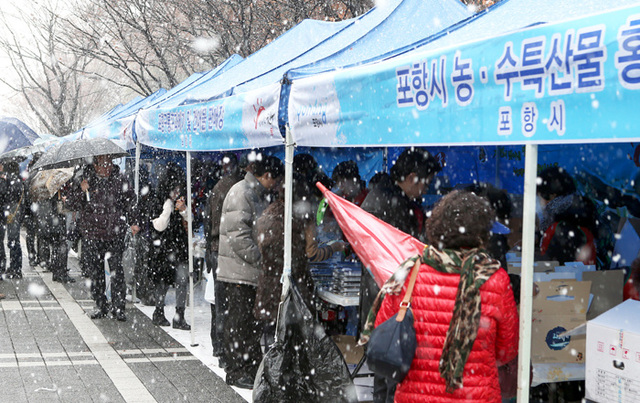 ▲ 최윤채 본지사장, 박승호 포항시장, 진익철 서초구청장, 이병석 국회부의장, 박명재(포항 남·울릉). 김회선(서초 갑), 강석훈(서초 을) 국회의원, 이준영 포항시의회 운영위원장, 이종칠 재경 포항향우회장을 비롯한 내빈들이 “포항 구룡포 과메기 파이팅!”을 외치고 있다.