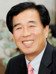 ▲ 취임 1주년을 맞은 최영조 경산시장은 공직사회와 지역을 하나로 묶었다는 평가를 받고 있다.