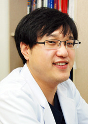 ▲ 이상억 과장<br /><br />에스포항병원<br /><br />재활의학과 전문의<br /><br />