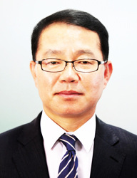 ▲ 지난 9월 대구 엑스코에서 남부권신공항 대토론회가 열린 가운데 지역 주요 기관장을 비롯해 주민들이 동남권 신공항 건설에 힘을 모았다.