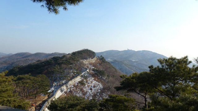 ▲ 조선조 인조 때 축조된 남한산성은 청 태종의 침입으로 인조가 피난해 항전했던 곳으로 인조 임금이 삼전도에 나가 항복한 굴욕의 아픈 역사를 지니고 있는 곳이다.