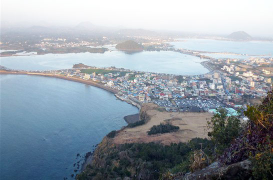 ▲ 성산일출봉에서 내려다본 성산포의 아름다운 풍경들.