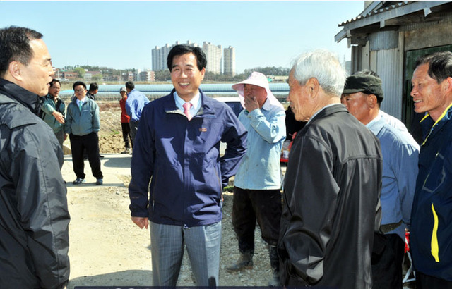 ▲ 경산시는 지역문화 활성화에 큰 힘을 쏟고 있다. 사진은 자인단오제에서 여성 등이 창포로 머리를 감고 있는 모습.
