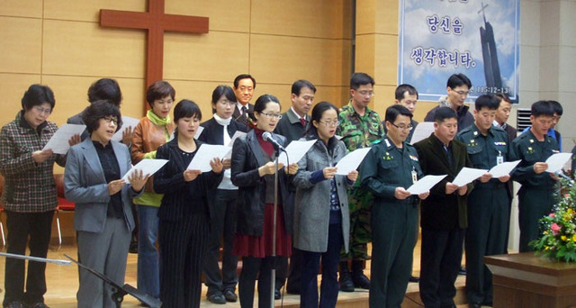 ▲ 광주지역 교회들이 최근 국군함평병원 함사랑교회에서 군인들과 함께 찬앙예배를 드리고 있다.