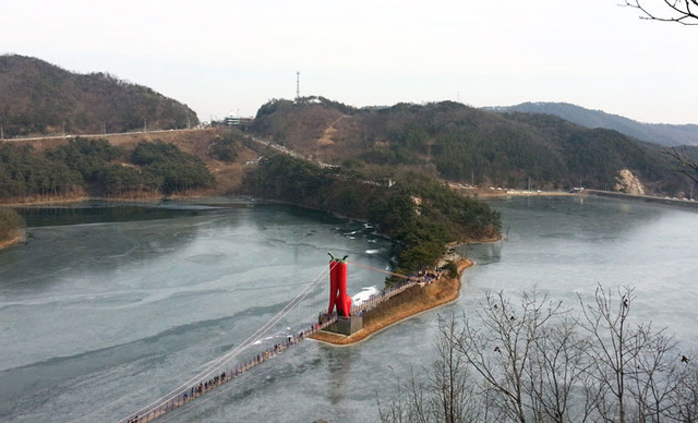 ▲ 하산 길에서 내려다본 천장호의 모습