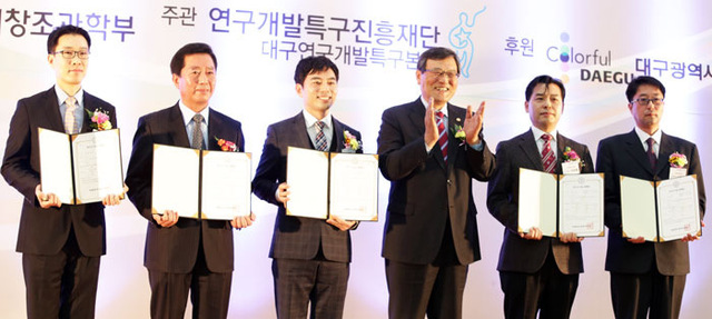 ▲ 케어로보시스템스※ 허권 대표, ※디지엠텍 정한일 대표, ※바인아이티 윤봉훈 대표(왼쪽부터)가 지난달 23일 대구 엑스코에서 열린 대경이노폴리스 창조포럼에서 연구소기업 등록증을 수여받았다.