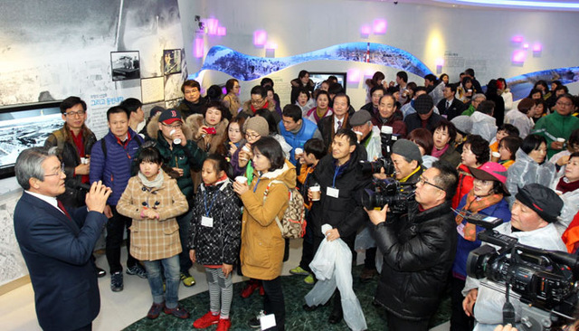 ▲ 박승호 포항시장이 포항운하관에서 `포항 한밤애(愛)열차`관광객들에게 포항운하를 소개하고 있다.