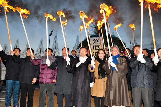 ▲ 울릉 장흥 정월대보름맞이 축제와 상주 흑암2리 마을동신제(작은 사진 위), 안동 하회마을 동제.