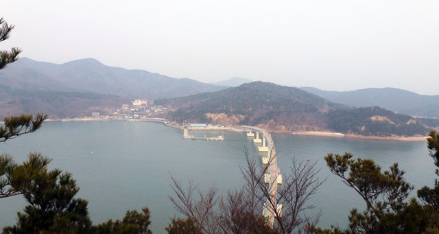 ▲ 산의 형태가 장군이 갑옷을 입고 춤을 추는 모양과 비슷하다 해 불려지는 무의도(舞衣島)는 오붓한 작은 섬으로 힐링의 명소로서 이름을 떨치고 있다. 사진은 무의도와 소무의도를 연결하는 인도교.