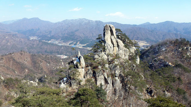 ▲ 가평 운악산은 수많은 암릉이 연출해내는 기암괴석과 빼어난 경관으로 인해 `경기금강`으로도 불리는 명산으로 등산객들의 발길이 끊어지지 않는 산이다.