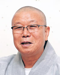 ▲ 성문 스님은 “다른 많은 대승경전과 마찬가지로 법화경도 사람의 행동에 대한 이상적 모델로서 보살행을 가르치고 있다”면서 “보살행은 모든 사람에게 깨달음의 길이 열려 있다는 불가의 가장 이상적인 실천덕목으로 여겨지고 있다”고 법화산림 대법회를 여는 뜻을 밝혔다.