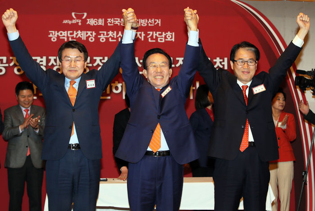 ▲ 박승호(왼쪽부터), 김관용, 권오을 새누리당 경북지사 예비후보들이  새누리당 전국동시지방선거 광역단체장 공천신청자 간담회에서 서약서에 서명한 뒤 기념촬영하고 있다. <br /><br />/연합뉴스
