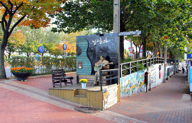 ▲ 대구지역 관광명소 4곳이 `한국 관광의 별` 후보에 올랐다. `한국 관광의 별`은 문화체육관광부가 주최하고, 한국관광공사가 주관해 한국 관광산업 발전에 공헌한 자치단체와 개인(단체) 등을 대상으로 관광자원을 선정하는 대표 브랜드로 2012년에 `대구근대골목`이 한국 관광의 별에 선정된 바 있다.방천시장 김광석길