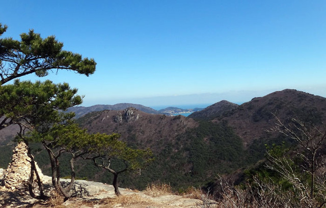 ▲ 남녘바다가 탁트인 거제 망산에 올라 바라본 남해의 절경, 환상처럼 묻어나는 그 아름다운 모습들은 가슴에 남아 두고두고 그리울 풍경들이다.