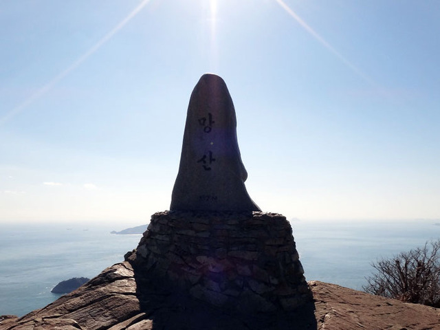 ▲ 뒷면에는 `천하일경`이 새겨진 망산 정상 표지석.