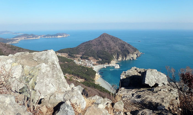 ▲ 여차마을의 몽돌해변과 끝부분 천장산 해안의 절벽.