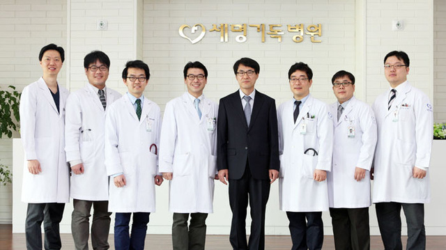 ▲ 김명수(오른쪽 네번째) 뇌센터장을 비롯한 의료진들이 기념촬영을 하고 있다.