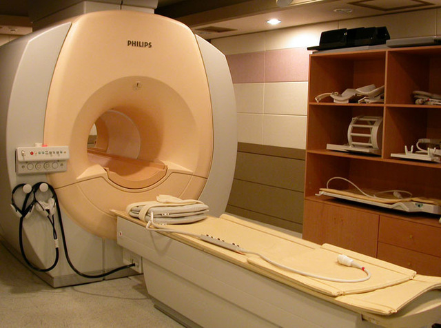 ▲ 1.5T MRI 장비 자기장에 검사자를 눕히고 고주파를 송신하였을 때 인체 내 수소 원자핵으로부터 발생하는 영상신호를 2차원 혹은 3차원 단면상으로 보여 주는 전신용 검사 장비다. MRI장비는 뇌실질 조직과 특정 부위의 혈관만을 영상화해 뇌혈관질환 진단에 매우 적합하다.