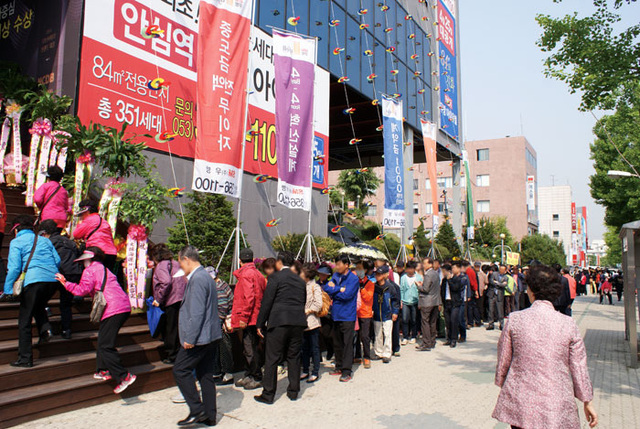 ▲ 전국 최고 분양경쟁률을 기록한 침산 화성파크드림 모델하우스에는 공개기간 동안 무려 6만여명이 관람객들이 몰려들었고 가구수의 90% 정도를 차지하는 84㎡ B형은 70.94대 1, 84㎡ A형도 67.49대 1의 높은 청약률을 각각 기록했다.