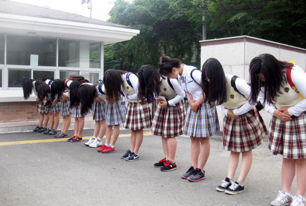 ▲ 학생들이 손을 가지런히 모으고 허리를 숙여 공손하게 인사하고 있다.