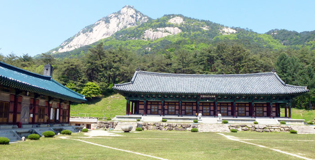 ▲ 1년 중 부처님 오신날에만 일반인의 출입을 허용하는 봉암사, 그 뒤편에 우뚝 솟은 희양산은 백두대간의 단전에 해당하는 거대한 바위산으로 천하 길지로 이름나 있는 산이다.