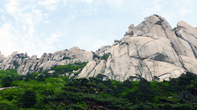 ▲ 남한에서 가장 멋진 기암괴석을 자랑하는 울산바위는 설악산을 상징하는 대표적인 상징물이다. 6개 봉우리로 둘레가 4km에 이르니 그 장엄한 외경에 절로 감탄사가 나온다.