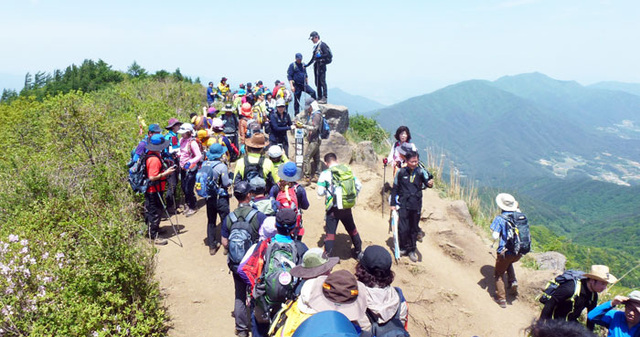 ▲ 바래봉 정상에 오른 등산객.