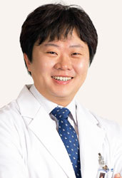 ▲ 방사선 영상축이 두 개가 있는 `바이플레인`이라는 영상기기를 사용하여 `신경성형술`을 시행하고 있는 모습. ①전후면축과 ②측면축이 동시에  촬영되고 있는 모습과 ③시술증인 영상